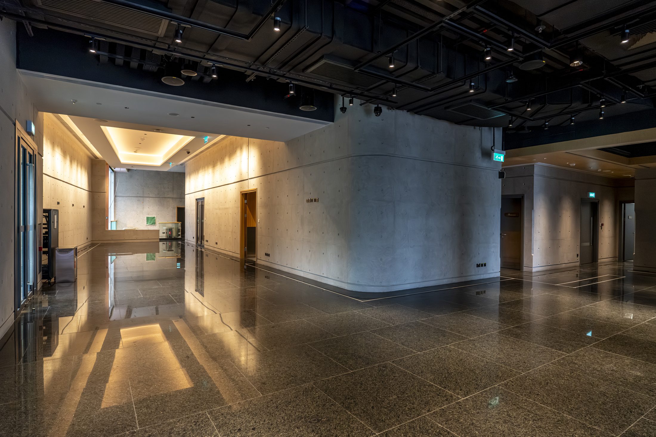 公教中心室內走廊，暖色燈光與石材地面